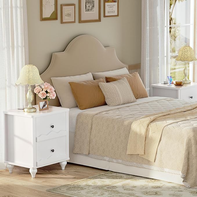 Cyclysio White Nightstand with Charging Station, Scalloped Bedside Table with 2 Smooth Drawers, Modern End Table with Solid Wood Legs for Bedroom and Small Spaces
