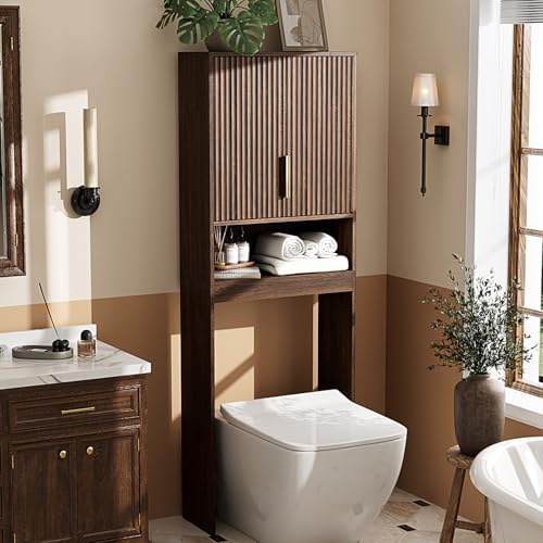 VINGLI Over The Toilet Storage Cabinet, Mid Century Modern Bathroom Organizer with Fluted Doors, Freestanding Wooden Space Saver Stand with Adjustable Shelves for Laundry, Dark Walnut