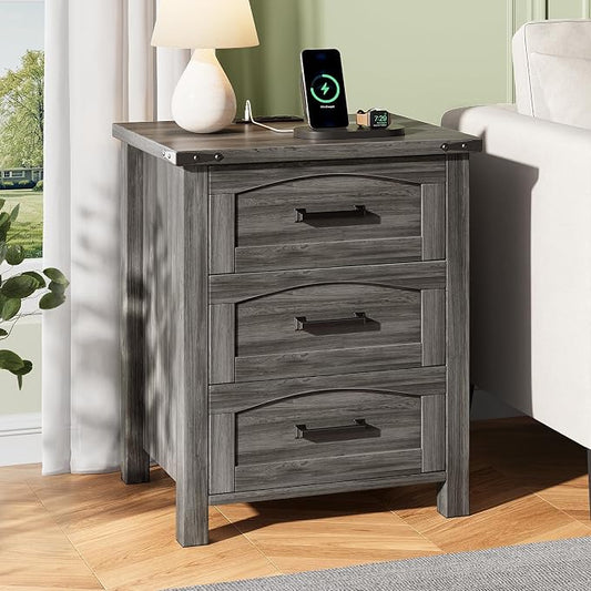 Decofy Farmhouse Nightstand with Charging Station, 18'' Wide Rustic End Table with USB/Type-C Ports, 3 Drawers, Wood Bedside Table for Bedroom, Grey Oak