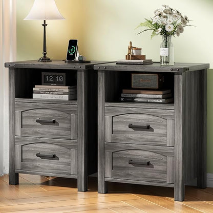 Decofy Farmhouse Nightstand Set of 2 with Charging Station, 18'' Wide Rustic End Table with USB/Type-C Ports, 2 Drawers & Open Shelf, Wood Bedside Table for Bedroom, Grey Oak