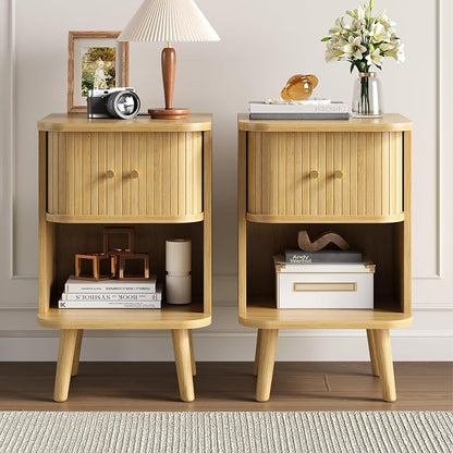 Decofy Fluted Nightstand Set of 2, Mid Century Modern Bedside Table with Charging Station, Walnut End Tables with Sliding Tambour Doors, Storage Cabinet and Open Shelf for Bedroom, Oak