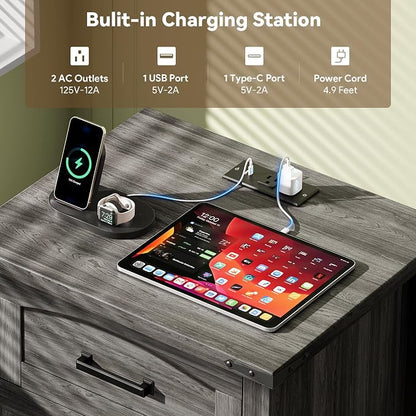 Decofy Farmhouse Nightstand with Charging Station, 18'' Wide Rustic End Table with USB/Type-C Ports, 3 Drawers, Wood Bedside Table for Bedroom, Grey Oak