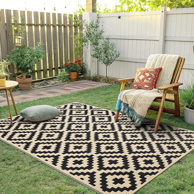 Smiry Waterproof Outdoor Rug 4x6 ft, Reversible Plastic Straw Patio Camping Rugs, Outdoor Indoor RV Mat Carpet for Patio, Outside Entry, Backyard, Deck, Bench, Picnic, Camper, Black & White